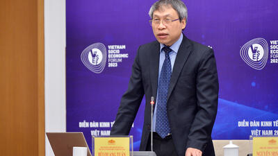 Viện trưởng Viện Kinh tế, Viện Hàn lâm Khoa học Xã hội Việt Nam Bùi Quang Tuấn phát biểu tại buổi họp báo