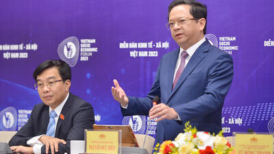 Phó Trưởng Ban Kinh tế Trung ương Nguyễn Đức Hiển trả lời các câu hỏi của phóng viên tại buổi họp báo