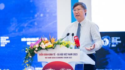 Ông Nguyễn Xuân Thành, Giảng viên Trường chính sách công và quản lý Fulbright Việt Nam trình bày tham luận với chủ đề “Chuyển đổi xanh” và thách thức tăng trưởng kinh tế trung hạn.