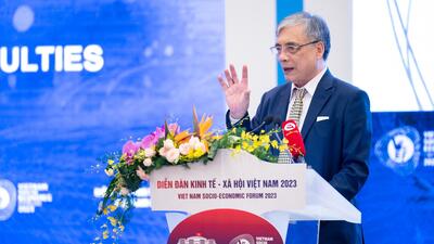 PGS.TS Trần Đình Thiên, nguyên Viện trưởng Viện Kinh tế Việt Nam trình bày tham luận: "Khơi thông nguồn lực, phát huy nội lực, đưa nền kinh tế sớm phục hồi và bứt phá phát triển"