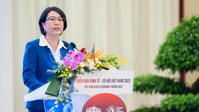 Viện trưởng Viện Nghiên cứu quản lý kinh tế Trung ương TS.Trần Thị Hồng Minh trình bày tham luận về “Cơ cấu lại nền kinh tế 2021-2025: Vai trò quan trọng trong phát huy năng lực nội sinh, thúc đẩy tăng trưởng và phát triển bền vững”