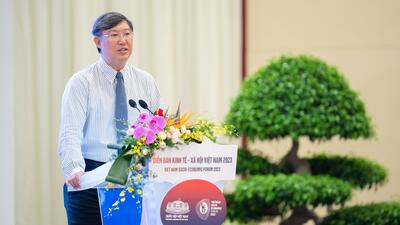 Ông Nguyễn Xuân Thành, Giảng viên Trường chính sách công và quản lý Fulbright Việt Nam trình bày tham luận với chủ đề “Chuyển đổi xanh” và thách thức tăng trưởng kinh tế trung hạn.