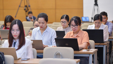 Các cơ quan thông tấn, báo chí dự buổi họp báo