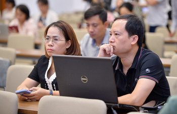 Các cơ quan thông tấn, báo chí dự buổi họp báo