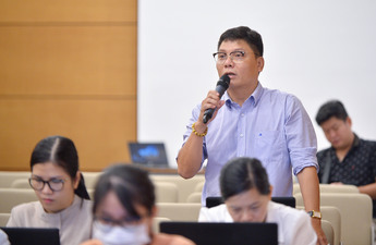 Các phóng viên cơ quan thông tấn, báo chí nêu câu hỏi tại buổi họp báo