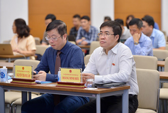 Đại diện lãnh đạo các Bộ, ngành, các cơ quan của Quốc hội và các cơ quan thông tấn, báo chí dự buổi họp báo