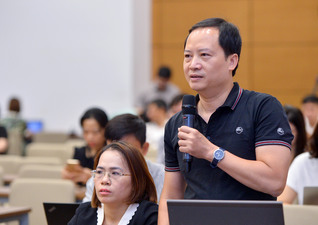 Các phóng viên cơ quan thông tấn, báo chí nêu câu hỏi tại buổi họp báo