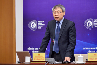 Viện trưởng Viện Kinh tế, Viện Hàn lâm Khoa học Xã hội Việt Nam Bùi Quang Tuấn phát biểu tại buổi họp báo