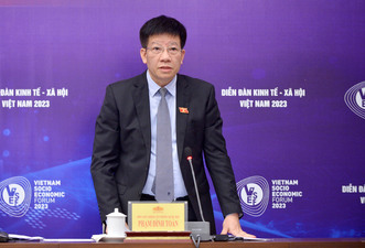 Phó Chủ nhiệm Văn phòng Quốc hội Phạm Đình Toản điều hành nội dung trao đổi tại buổi họp báo