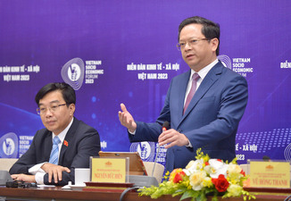 Phó Trưởng Ban Kinh tế Trung ương Nguyễn Đức Hiển trả lời các câu hỏi của phóng viên tại buổi họp báo