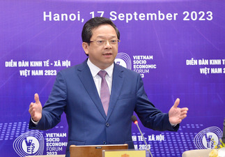 Phó Trưởng Ban Kinh tế Trung ương Nguyễn Đức Hiển trả lời các câu hỏi của phóng viên tại buổi họp báo
