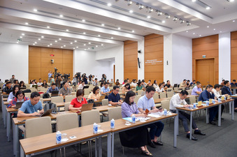 Đại diện lãnh đạo các Bộ, ngành, các cơ quan của Quốc hội và các cơ quan thông tấn, báo chí dự buổi họp báo