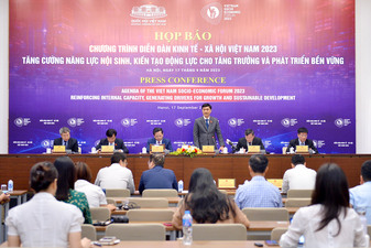 Chủ nhiệm Ủy ban Kinh tế Vũ Hồng Thanh đồng chủ trì buổi họp báo