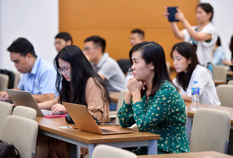 Các cơ quan thông tấn, báo chí dự buổi họp báo