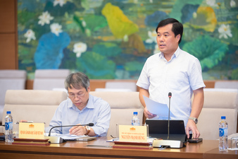 Phó Chủ nhiệm Văn phòng Quốc hội Nguyễn Mạnh Hùng báo cáo công tác chuẩn bị phục vụ tổ chức Diễn đàn
