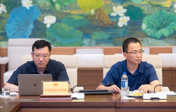 Đại diện lãnh đạo các cơ quan hữu quan cùng dự phiên họp.