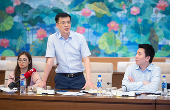Tổng Giám đốc Truyền hình Quốc hội Việt Nam Lê Quang Minh báo cáo về công tác thông tin tuyên truyền về Diễn đàn, cho biết trong thời gian tới Truyền hình Quốc hội Việt Nam tập trung khai thác truyền thông từ sớm từ xa, lấy ý kiến của cử tri, chuyên gia về các nội dung của Diễn đàn.