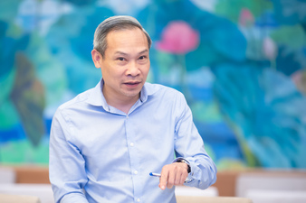 Ủy viên Thường trực Ủy ban Kinh tế Phan Đức Hiếu trao đổi về một số nội dung của Diễn đàn, cho biết sẽ tiếp thu các ý kiến tại phiên họp để xây dựng kịch bản chi tiết, mạch lạc, chuyên nghiệp, bảo đảm các nội dung trao đổi có đủ cả về mặt lý luận, thực tiễn, góc độ doanh nghiệp, kinh nghiệm quốc tế, ý kiến của các bộ ngành bình luận ý kiến chuyên gia và chia sẻ giải pháp Chính phủ; bảo đảm tăng cường tương tác tại sự kiện.