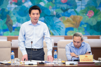 Vụ trưởng Vụ Kinh tế, Văn phòng Quốc hội Tạ Lê Thanh báo cáo thêm về công tác chuẩn bị và cho biết Tổ giúp việc của Ban Tổ chức Diễn đàn sẽ tiếp tục xin ý kiến để hoàn thiện chương trình và kịch bản từng nội dung từng phiên thảo luận, đồng thời chủ động nắm bắt thông tin thực tiễn và đôn đốc các chuyên gia sớm gửi tham luận, báo cáo