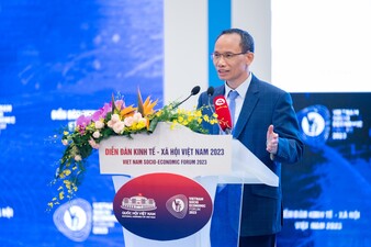 TS.Cấn Văn Lực và Nhóm tác giả Viện Đào tạo và Nghiên cứu BIDV trình bày tham luận “Động lực tăng trưởng và phát triển bền vững trong bối cảnh mới (đến năm 2025 và hướng đến năm 2030)”