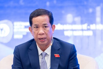 Phó Chủ nhiệm Ủy ban Xã hội Đặng Thuần Phong phát biểu. 