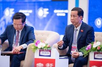 Phó Chủ nhiệm Ủy ban Xã hội Đặng Thuần Phong phát biểu. 