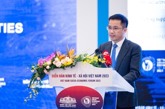 Ông Đậu Anh Tuấn - Phó Tổng Thư ký, Trưởng Ban Pháp chế, Liên đoàn Thương mại và Công nghiệp Việt Nam VCCI trình bày tham luận “Tháo gỡ các rào cản, khó khăn cho doanh nghiệp Việt Nam”