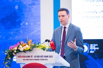 Ông Felix Weidencaff, Chuyên gia về Việc làm, Văn phòng Tổ chức Lao động Quốc tế (ILO) Khu vực Châu Á - Thái Bình Dương trình bày tham luận về “Động lực tăng năng suất ở Việt Nam: Vai trò của thể chế, chính sách thị trường lao động”.