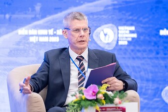 Ông Jonathan Pincus, Chuyên gia Kinh tế quốc tế cấp cao của Tổ chức phát triển Liên hợp quốc (UNDP) tại Việt Nam chia sẻ kinh nghiệm quốc tế về nâng cao năng suất 