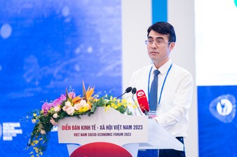 Ông Nguyễn Đức Hải, Phó Tổng Giám đốc Ngân hàng Chính sách Xã hội trình bày tham luận về “Tín dụng chính sách xã hội: Góp phần thực hiện và bảo đảm an sinh xã hội”.