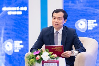 PGS.TS Nguyễn Mạnh Hùng, Trợ lý đồng chí Ủy viên Bộ Chính trị, Giám đốc Học viện Chính trị quốc gia Hồ Chí Minh điều phối thảo luận