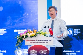 Ông Nguyễn Xuân Thành, Giảng viên Trường chính sách công và quản lý Fulbright Việt Nam trình bày tham luận với chủ đề “Chuyển đổi xanh” và thách thức tăng trưởng kinh tế trung hạn.