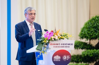 PGS.TS Trần Đình Thiên, nguyên Viện trưởng Viện Kinh tế Việt Nam trình bày tham luận: "Khơi thông nguồn lực, phát huy nội lực, đưa nền kinh tế sớm phục hồi và bứt phá phát triển"