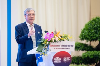 PGS.TS Trần Đình Thiên, nguyên Viện trưởng Viện Kinh tế Việt Nam trình bày tham luận: "Khơi thông nguồn lực, phát huy nội lực, đưa nền kinh tế sớm phục hồi và bứt phá phát triển"