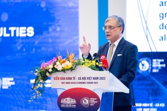 PGS.TS Trần Đình Thiên, nguyên Viện trưởng Viện Kinh tế Việt Nam trình bày tham luận: "Khơi thông nguồn lực, phát huy nội lực, đưa nền kinh tế sớm phục hồi và bứt phá phát triển"