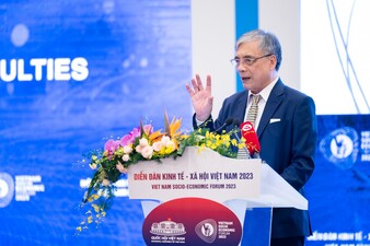 PGS.TS Trần Đình Thiên, nguyên Viện trưởng Viện Kinh tế Việt Nam trình bày tham luận: "Khơi thông nguồn lực, phát huy nội lực, đưa nền kinh tế sớm phục hồi và bứt phá phát triển"