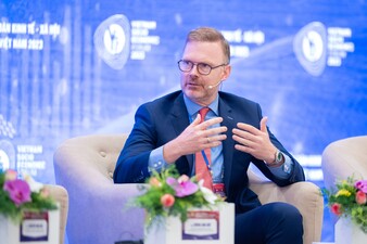 Ông Sebastian Eckardt, Giám đốc khối nghiệp vụ kinh tế vĩ mô, thương mại và đầu tư - khu vực Đông Á Thái Bình Dương, Ngân hàng Thế giới phát biểu. 