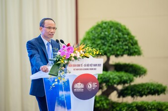 TS.Cấn Văn Lực và Nhóm tác giả Viện Đào tạo và Nghiên cứu BIDV trình bày tham luận “Động lực tăng trưởng và phát triển bền vững trong bối cảnh mới (đến năm 2025 và hướng đến năm 2030)”