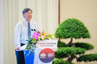 Ông Nguyễn Xuân Thành, Giảng viên Trường chính sách công và quản lý Fulbright Việt Nam trình bày tham luận với chủ đề “Chuyển đổi xanh” và thách thức tăng trưởng kinh tế trung hạn.
