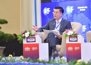 Ông Lê Quang Minh, Tổng Giám đốc Truyền hình Quốc hội Việt Nam điều phối thảo luận
